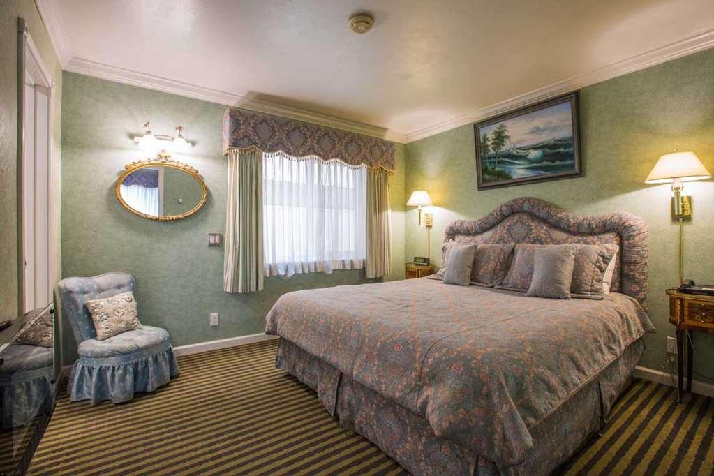 Carmel Inn & Suites Room photo