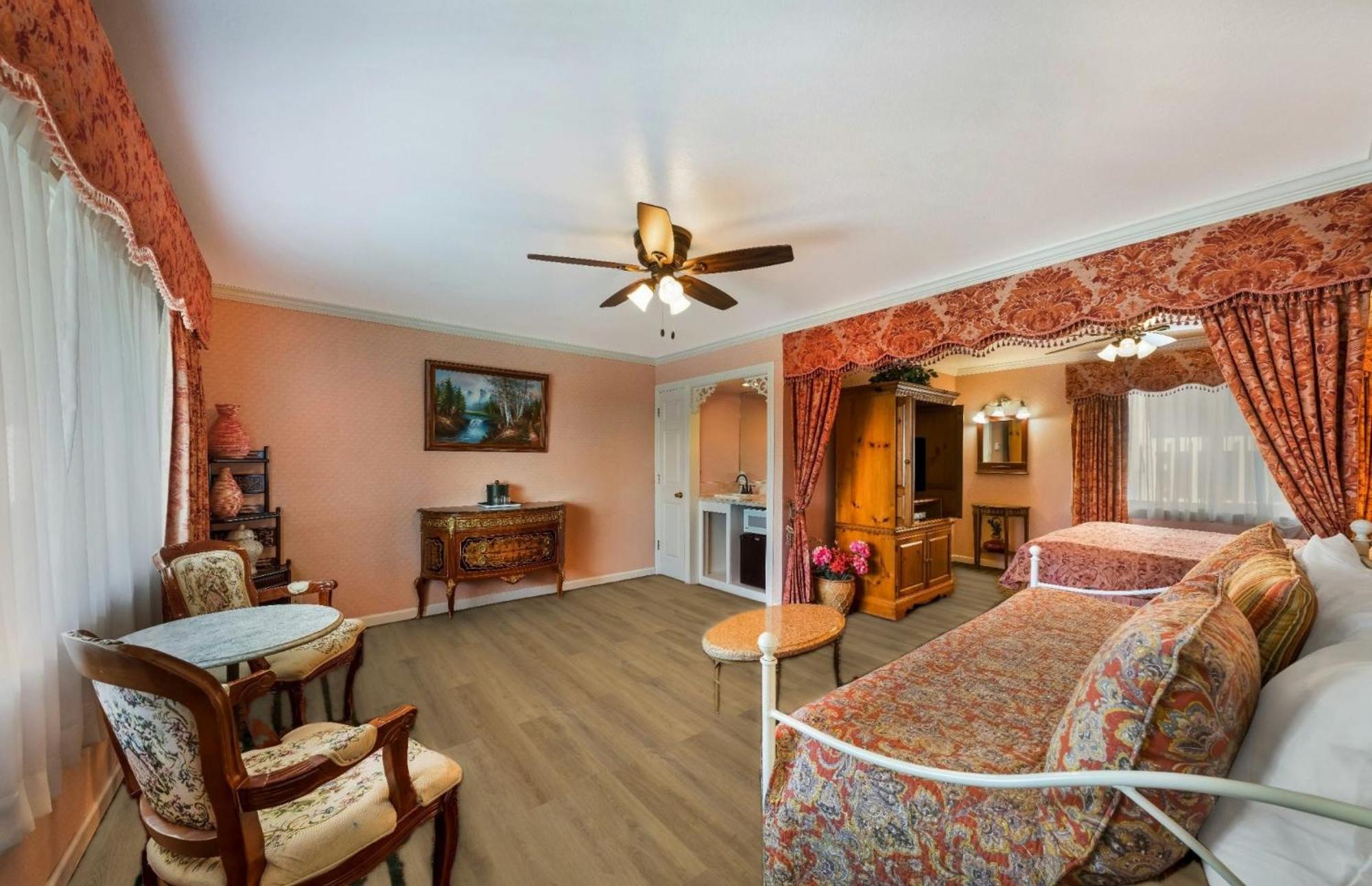 Carmel Inn & Suites Exterior photo